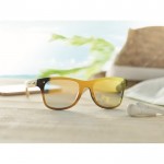 Werbeartikel Sonnenbrille mit Bambusbügeln Farbe gelb Stimmungsbild mit Druck