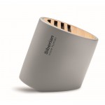 Bluetooth-Lautsprecher aus Zemnt als Merchandising Farbe grau zweite Ansicht mit Logo