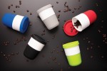 Nachhaltige Kaffeetasse To Go bedrucken Farbe schwarz Lifestyle-Bild