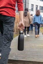 Große Thermosflasche mit Griff für den einfachen Transport Farbe schwarz Lifestyle-Bild