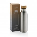 Flasche aus recyceltem Edelstahl mit Bambusdeckel, 600 ml farbe silber Ansicht mit Box