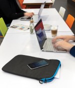 Hüllen für den Laptop mit Reißverschluss Farbe Schwarz Lifestyle-Bild