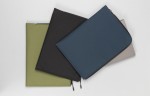 Stilvolle, minimalistische Laptop-Hülle Farbe Marineblau Lifestyle-Bild