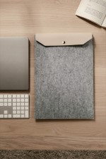 Laptophülle aus recyceltem Filz mit Verschluss, 17” farbe grau