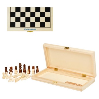 Schachspiel in einer Kiste mit Holzfiguren