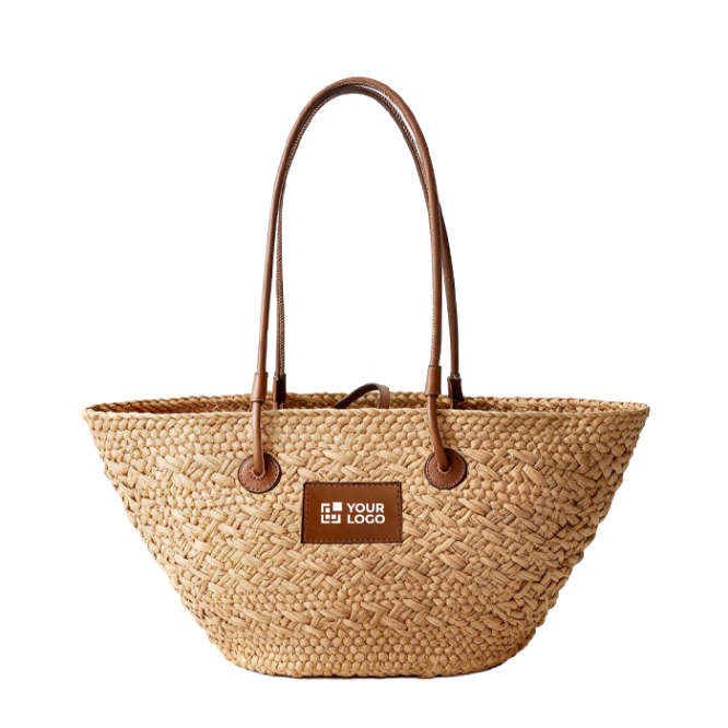 Mittlere Papiertasche mit langen Henkeln und Etikett