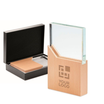 Glastrophäe auf Holzsockel in Geschenkschachtel