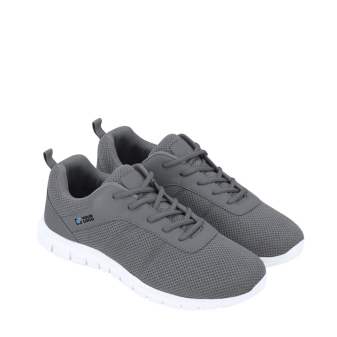Sneaker mit passenden Schnürsenkeln und weißer Sohle 