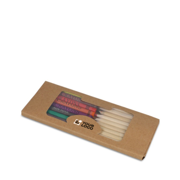 Kraftpapier-Box mit Buntstiften und Wachsmalstiften
