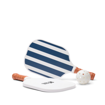 Pickleball-Set mit Holzschlägern und Ball zum Spielen