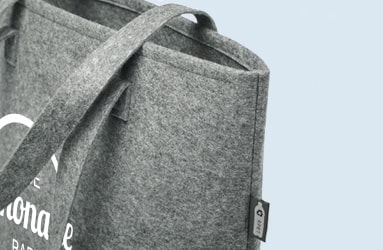 Bedruckter Stoffbeutel aus graumeliertem Filz mit Recycling-Tag